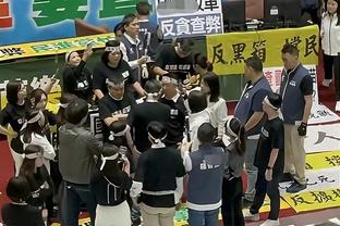 在中国香港比赛中场休息时面对球迷高呼“messi”，梅西招手回应